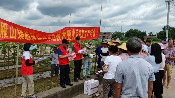 市农科中心科技特派员在雁山镇三立新村举办农业科技培训