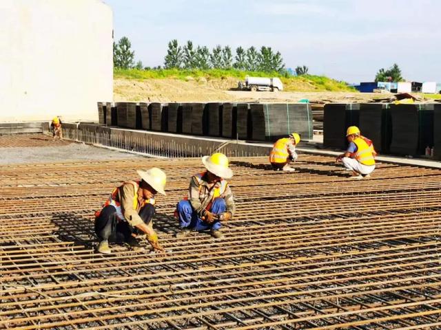 举力推进项目建设 - 抢时间赶进度 抓安全保质量（抓进度保质量促安全,全力推进项目）